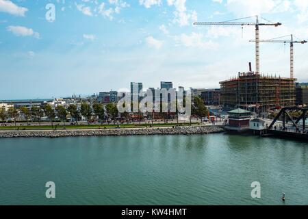 Bacino della Cina quartiere di San Francisco, California, compresi McCovey Cove, Cina Basin Parco e gru edili, San Francisco, California, 21 agosto 2016. Foto Stock