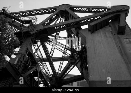 Contrappeso e traverse in metallo per la storica terza strada ponte, costruito originariamente nel 1933, nel bacino di Cina quartiere di San Francisco, California, 21 agosto 2016. Foto Stock