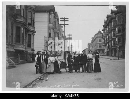 La gente la cottura per le strade di San Francisco, California dopo il terremoto del 1906, 1906. Immagine cortesia archivi nazionali. Foto Stock