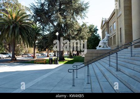 Scale all'entrata Cantor Arts Center, precedentemente Leland Stanford Junior Museum, sul campus della Università di Stanford in Silicon Valley Town di Palo Alto, California, 25 agosto 2016. Foto Stock