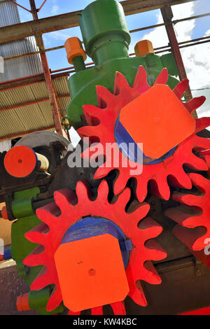 Pressa meccanica per la canna da zucchero, Cuba. Enormi marce.Macchina per ottenere succo di canna da zucchero mulino. Foto Stock