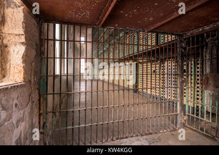 Vista attraverso le sbarre di una linea di cellule jaol in una prigione Foto Stock