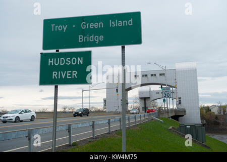 Troy Isola Verde ponte sul fiume Hudson Troy NY Foto Stock