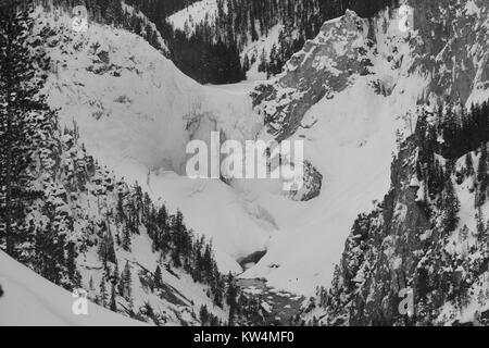 Le cascate Inferiori di Yellowstone River congelati durante l'inverno, il Parco Nazionale di Yellowstone, Wyoming, febbraio 29, 2008. Immagine cortesia Jim Peaco/Parco Nazionale di Yellowstone. Foto Stock