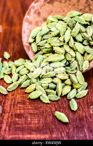 Cardamomo verde,Elettaria cardamomum in un vaso di argilla. Foto Stock