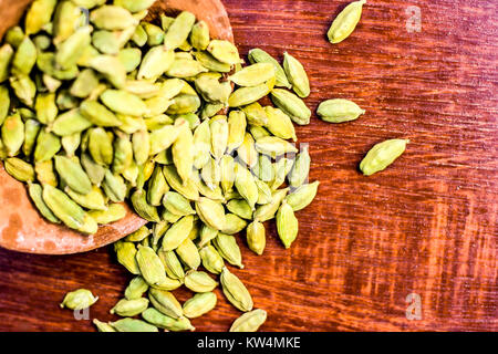 Cardamomo verde,Elettaria cardamomum in un vaso di argilla. Foto Stock