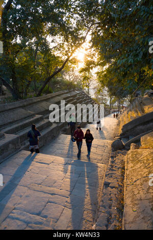 La gente che camminava di gradini di pietra del Tempio di Pashupatinath in Kathmadu, Nepal Foto Stock