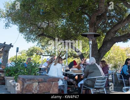 Diners mangiare all'aperto a Mayfield panetteria e Cafe, un ristorante popolare in città e paese shopping centre, uno dei primi centri commerciali costruiti nella Silicon Valley Town di Palo Alto, California, 3 settembre 2016. Foto Stock