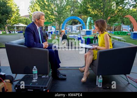 Il Segretario di Stato americano John Kerry si siede per un'intervista con Bloomberg West anchor Emily Chang, Palo Alto, California, 22 giugno 2016. Immagine cortesia Dipartimento di Stato degli Stati Uniti. Foto Stock