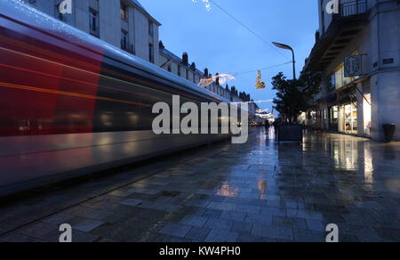 Il tram su Rue Nationale Tours Francia Dicembre 2017 Foto Stock