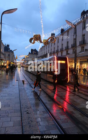 Il tram su Rue Nationale Tours Francia Dicembre 2017 Foto Stock