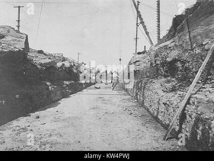 Serbatoio Ashokan, scavo completato e pavimento in cemento posto per condotto in muratura per deviare il flusso del castoro Kill, New York, 1908. Dalla Biblioteca Pubblica di New York. Foto Stock