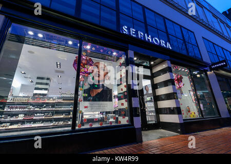 Portland, Oregon, Stati Uniti - Dic 24, 2017 : Sephora make up e negozio di profumo di notte nel centro di Portland Foto Stock