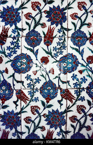 Motivi floreali policromi Iznik piastrelle (c16th) all'interno della tomba di Sehzade Mustafa (1515-1553), primogenito del sultano Solimano il Magnifico, nella Moschea Muradiye e tomba complessa o complesso di Sultan Murad II, Bursa, Turchia Foto Stock