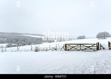 Snowy rurale scena della valle di scacchi in Chilterns Foto Stock