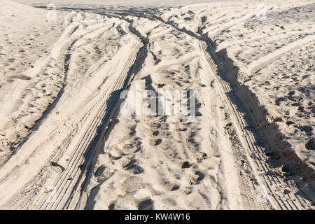 Tracce di pneumatici nella sabbia a long island ocean beach Foto Stock