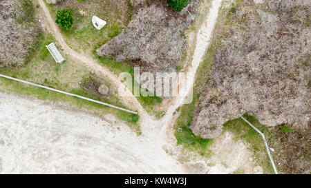 Un drone di immagine dei sentieri originari di un drit parcheggio che portano a un Ocean Beach a Montauk, NY Foto Stock