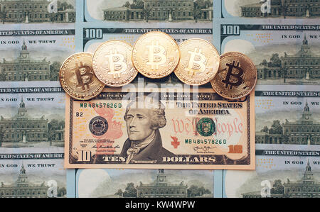 Monete bitcoin, non ci sono i soldi, sul tavolo un progetto di legge di 10 dollari. Le banconote sono sparsi sul tavolo allentato un ordine di 10 dollari. Le monete d'oro sono crypto cu Foto Stock