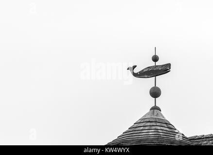 Una banderuola nella forma di una balena Foto Stock