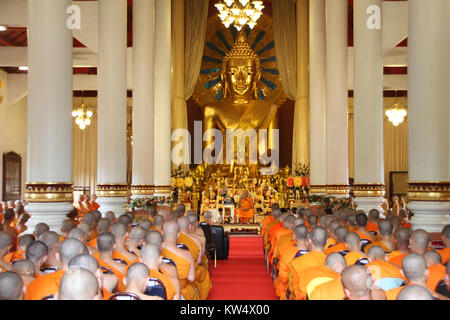 I monaci sul grande incontro di Wat Phra Singh, Chiang Mai, Thailandia Foto Stock