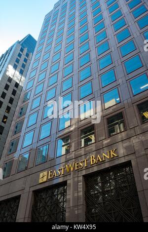 East West Bank building con segnaletica e logo nel quartiere finanziario quartiere di San Francisco, California, 26 settembre 2016. Foto Stock