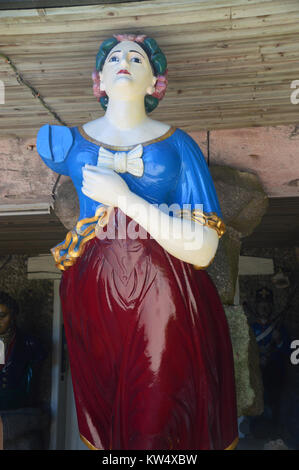 Una donna armati nave Polena al Valhalla Museum di Abbey Gardens sull isola di Tresco sulle isole Scilly, Inghilterra, Cornwall, Regno Unito. Foto Stock