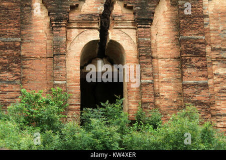 Mattoni vecchi stupa buddisti in Mingun, Myanmar Foto Stock