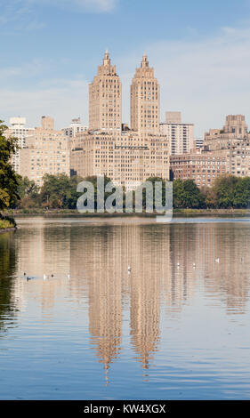 Jackie Onassis serbatoio. La vista attraverso il Jackie Onassis serbatoio nel Central Park di New York City su ancora un autunno mattina. Foto Stock
