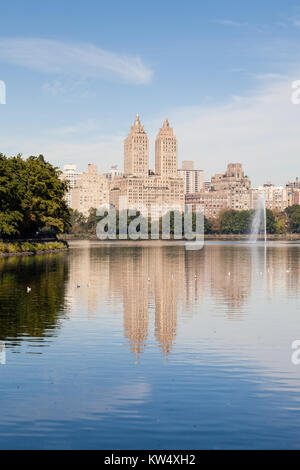 Jackie Onassis serbatoio. La vista attraverso il Jackie Onassis serbatoio nel Central Park di New York City su ancora un autunno mattina. Foto Stock