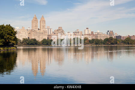 Jackie Onassis serbatoio. La vista attraverso il Jackie Onassis serbatoio nel Central Park di New York City su ancora un autunno mattina.z Foto Stock