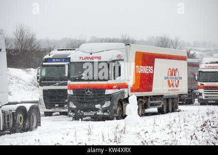 Autocarri e vetture che hanno bloccato sulla A14 vicino a Desborough,Northants, per otto ore a Mercoledì 27 dicembre dopo una notte di neve ha causato numerosi crash e chiuso la strada. Forze di polizia sono i driver di segnalazione di condizioni di pericolo sulle strade dopo la neve è scesa in parti del Regno Unito per tutta la notte. La M1 è stata bloccata al junction 19 dopo un incidente di camion, mentre la polizia ha detto che vi era stato 'multiple collisioni' sulla A14 nel Northamptonshire. Il Met Office ha rilasciato le avvertenze per il ghiaccio per il nord della Scozia, Irlanda del Nord e del nord-est dell'Inghilterra e neve per il Galles e parti dell'Inghilterra. Foto Stock