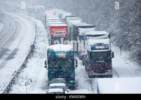 Autocarri e vetture che hanno bloccato sulla A14 vicino a Desborough,Northants, per otto ore a Mercoledì 27 dicembre dopo una notte di neve ha causato numerosi crash e chiuso la strada. Forze di polizia sono i driver di segnalazione di condizioni di pericolo sulle strade dopo la neve è scesa in parti del Regno Unito per tutta la notte. La M1 è stata bloccata al junction 19 dopo un incidente di camion, mentre la polizia ha detto che vi era stato 'multiple collisioni' sulla A14 nel Northamptonshire. Il Met Office ha rilasciato le avvertenze per il ghiaccio per il nord della Scozia, Irlanda del Nord e del nord-est dell'Inghilterra e neve per il Galles e parti dell'Inghilterra. Foto Stock