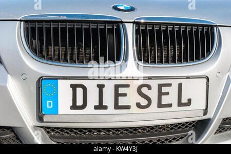 Logo BMW con gocce d'pioggia su veicolo nero Foto stock - Alamy