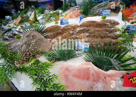 Mercato del pesce in stallo in Francia con una varietà di pesce e frutti di mare in offerta con i cartellini dei prezzi Foto Stock