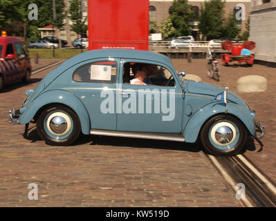 La Blue VW Beetle è un'auto compatta classica nota per il suo design iconico e l'affidabilità. Prodotta da Volkswagen, è diventata un simbolo della cultura pop degli anni '1960 e continua ad essere un'amata auto d'epoca. Foto Stock