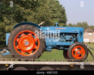 Il Blue Fordson Supure Major è un modello vintage del trattore Fordson, noto per il suo design robusto e le prestazioni in ambienti agricoli. Foto Stock
