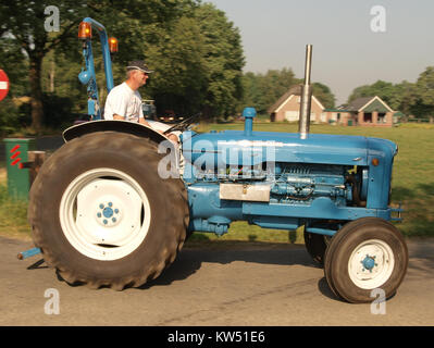 Il Blue Fordson Supure Major è un trattore agricolo d'epoca, caratterizzato dal colore blu e dalle ruote bianche, noto per il suo design e il ruolo storico nelle macchine agricole. Foto Stock