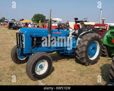 Il Blue Fordson Super Major è un trattore vintage, noto per il suo design robusto e la sua durata. È stato ampiamente utilizzato in agricoltura durante la metà del XX secolo ed è un classico esempio di macchine agricole. Foto Stock
