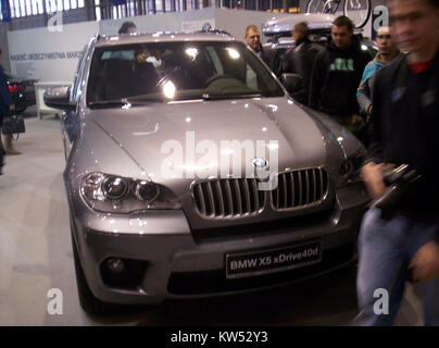 La BMW X5 (E70), un SUV di lusso, è mostrata in questa vista frontale scattata a Poznan, Polonia, nel 2011. Mette in risalto il design elegante e le caratteristiche moderne del veicolo. Foto Stock