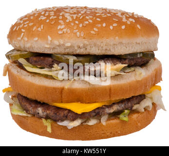 Il Big Mac è un popolare hamburger fast food venduto da McDonald's.. È noto per il suo unico panino in tre parti e la salsa speciale, che lo rendono un alimento riconosciuto a livello mondiale. Foto Stock