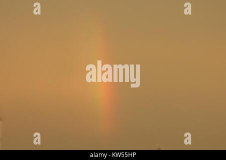 Arcobaleno su arancione tramonto Cielo Foto Stock