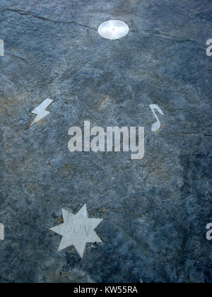 Il memoriale di Bon Scott a Fremantle, Australia, commemora la vita e l'eredità del defunto cantante degli AC/DC. Scott, noto per il suo ruolo influente nella musica rock, è ricordato sia dai fan che dai musicisti in questo sito pubblico della sua città natale. Foto Stock