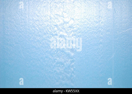 La schiuma di polistirene espansa blu è un tipo di materiale isolante comunemente utilizzato nella costruzione per la sua resistenza termica e le sue proprietà leggere. Viene generalmente utilizzato in pareti, tetti e pavimenti per migliorare l'efficienza energetica e ridurre il trasferimento di calore. Foto Stock