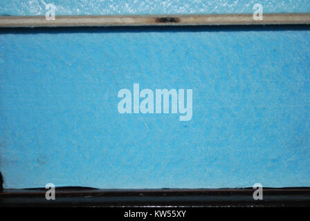 Schiuma di polistirene espansa blu, un materiale noto per le sue proprietà isolanti e la struttura leggera, comunemente utilizzato nelle applicazioni di costruzione e imballaggio. Foto Stock