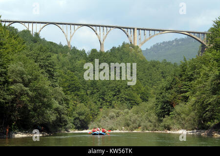 Ponte a nd barca sul fiume in canyon Tara, Montenegro Foto Stock