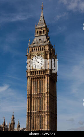 Il Big Ben, uno dei monumenti più rappresentativi di Londonâ, è una torre dell'orologio situata presso il Palazzo di Westminster. Il monumento, ufficialmente conosciuto come Elizabeth Tower, è rinomato per il suo grande quadrante dell'orologio e il suo significato storico. Foto Stock