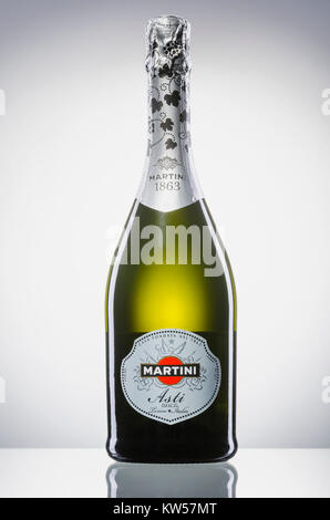 Bottiglia di Martini spumante isolato sul gradiente dello sfondo. Martini è un brand di vermut italiano, chiamato dopo il Martini e Rossi Distilleria Foto Stock