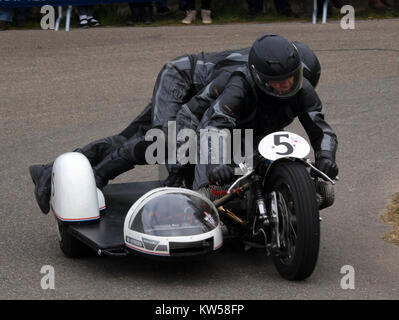 Questa immagine mostra una motocicletta combinata BMW, modello No5, evidenziandone l'ingegneria e il design, probabilmente risalenti a un periodo del XX secolo. Foto Stock