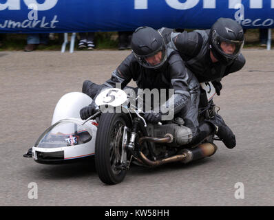 La combinazione BMW n. 5, pic 003, mostra una panoramica dettagliata di un modello BMW con elementi di design avanzati e ingegneria. L'immagine mette in evidenza le caratteristiche e la cura artigianale della vettura, dimostrando l'impegno di BMW per la precisione nella produzione automobilistica. Foto Stock