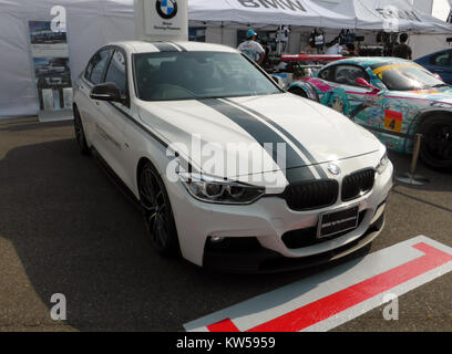 La BMW 320i M Performance (F30) è una versione ad alte prestazioni della BMW serie 3, caratterizzata da una maggiore potenza e da elementi di design più sportivi per un'esperienza di guida dinamica. Foto Stock